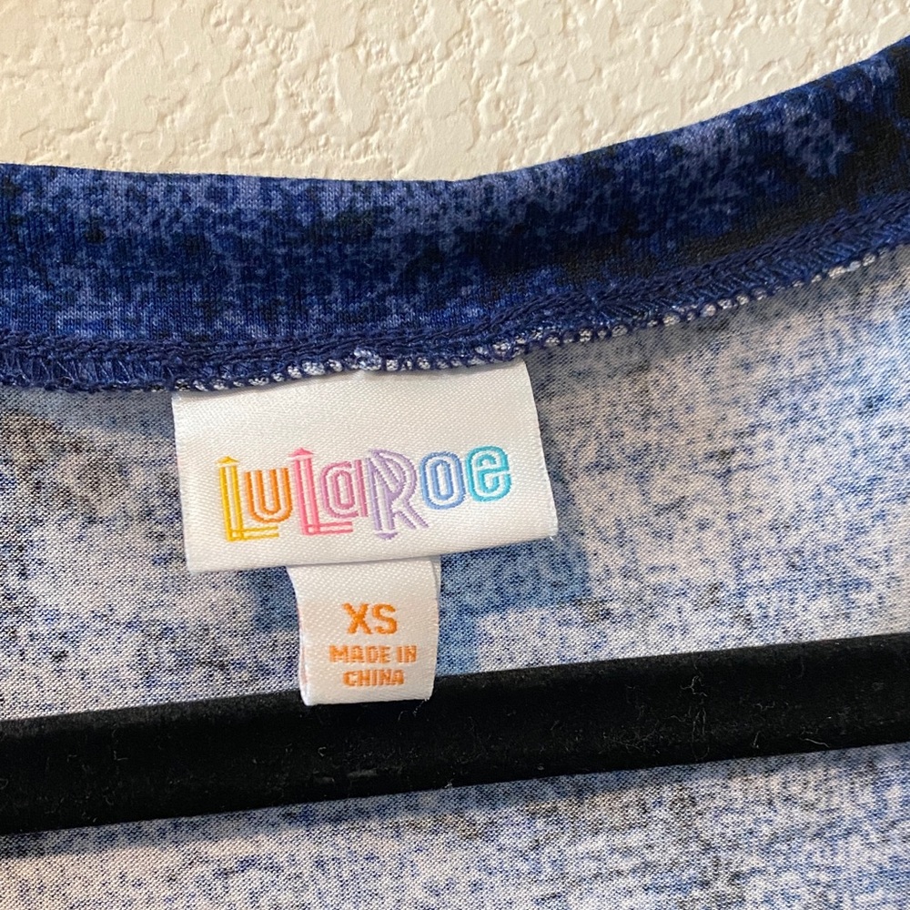 LuLaRoe Blue Tie-Dye Design V-Neck Women's Top T-shirt XS - Picture 2 of 5